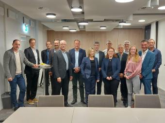 Unterzeichnung der Absichtserklärung Energieplanung: Die Beteiligten der lokalen Energieversorgungsunternehmen, des Kantons Basel-Landschaft und der Gemeinde Birsfelden erklären beim Unterzeichnen der Absichtserklärung ihren Willen, die Energieplanung Birsfelden umzusetzen und sich so für eine fossilfreie Wärmeversorgung in Birsfelden einzusetzen.