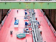 Schiff in der Birsfelder Schleuse