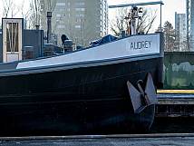 Schiff in der Birsfelder Schleuse