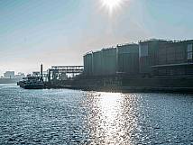 Blick vom Rheinauf den Birsfelder Hafen