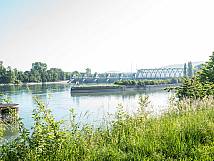 Blick vom Rheinufer auf das Kraftwerk Birsfelden