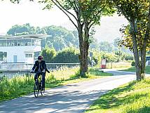 Radfahrer am Rheinufer
